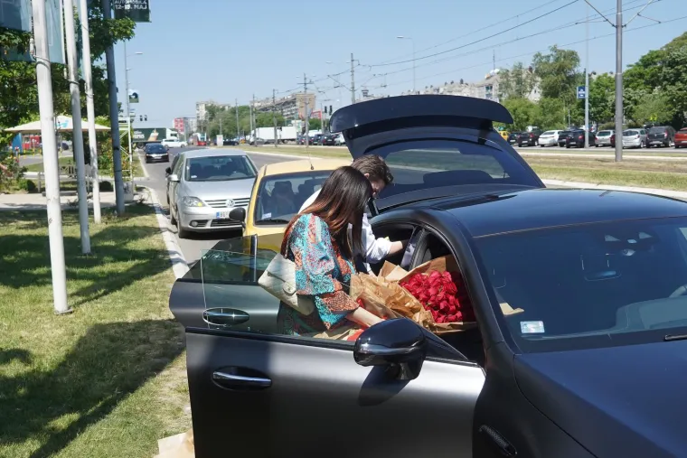 Glamurozan izlazak manekenke Dejane Živković iz rodilišta začudio prolaznike, pogledajte kako ju je suprug dočekao