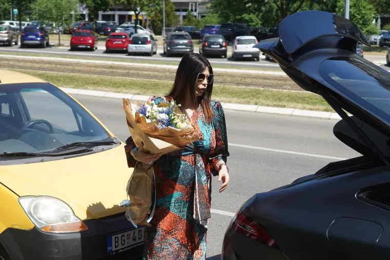 Glamurozan izlazak manekenke Dejane Živković iz rodilišta začudio prolaznike, pogledajte kako ju je suprug dočekao