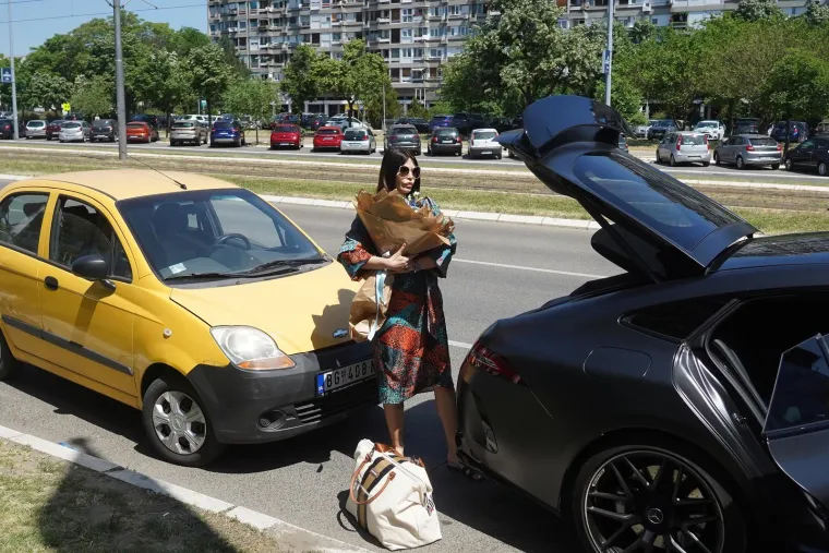 Glamurozan izlazak manekenke Dejane Živković iz rodilišta začudio prolaznike, pogledajte kako ju je suprug dočekao