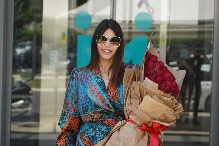 Glamurozan izlazak manekenke Dejane Živković iz rodili&scaron;ta začudio prolaznike, pogledajte kako ju je suprug dočekao