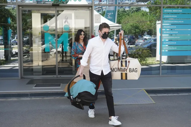 Glamurozan izlazak manekenke Dejane Živković iz rodili&scaron;ta začudio prolaznike, pogledajte kako ju je suprug dočekao