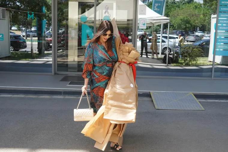 Glamurozan izlazak manekenke Dejane Živković iz rodili&scaron;ta začudio prolaznike, pogledajte kako ju je suprug dočekao