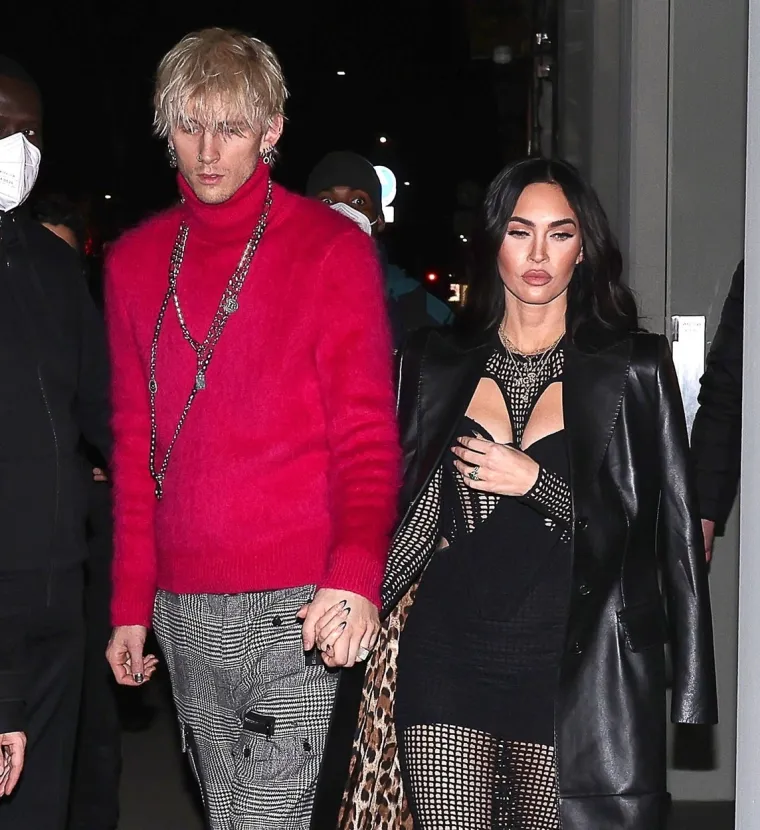 Žena koja stoji iza ormara nekih od najvećih holivudskih A-zvijezda, od Ciare do Hailey Bieber, u šali je uzvratila: &apos;Mrzim te (tri emotikona za smijeh),&apos; prije nego što je uvjerila majku troje djece da će to &apos;popraviti&apos;. 