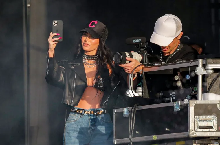 U stihovima posljednje pjesme s njegovog albuma Mainstream Sellout, koji je objavio u ožujku, rocker je priznao da misli da je 35-godišnja glumica &apos;predobra&apos; za njega.