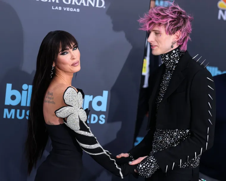 Na snimci se vidi kako Kelly kleči na jednom koljenu na mjestu posebnom za par dok je Fox stajala u &scaron;oku s rukama na ustima. 