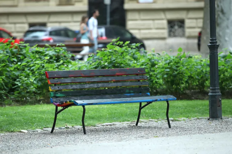 Tomašević postavio klupicu u duginim bojama kao znak tolerancije: Nepoznati vandal odlučio ju je obojiti u crno, ali je uhvaćen