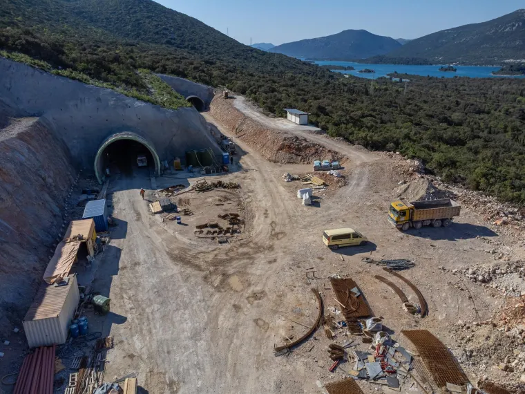 Pogledajte kako iz zraka izgledaju pristupne ceste koje Pelješki most spremno čeka: Otvorenje se očekuje u 'špici' sezone