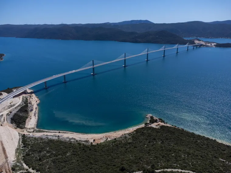 Pogledajte kako iz zraka izgledaju pristupne ceste koje Pelje&scaron;ki most spremno čeka: Otvorenje se očekuje u '&scaron;pici' sezone