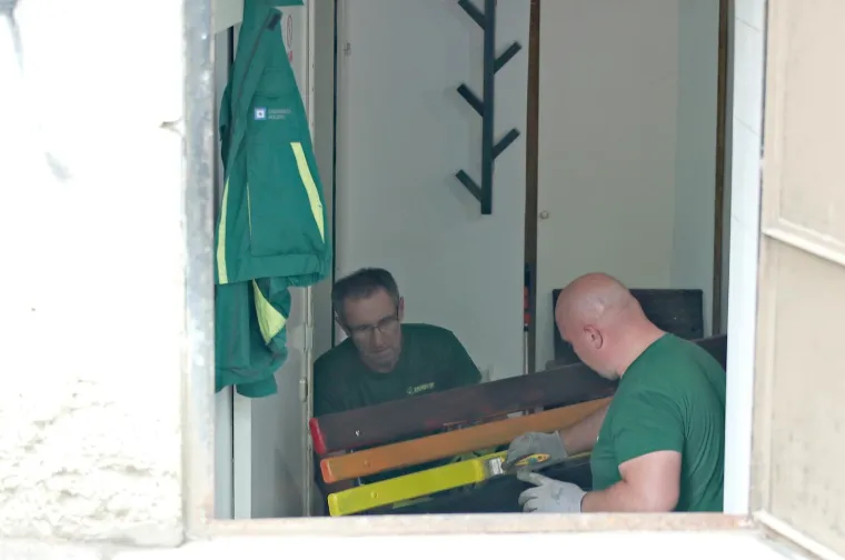 Radnici Zrinjevca bojaju klupicu u dugine boje