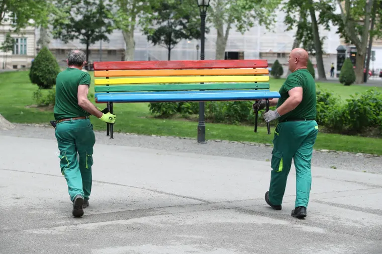 Ni vandal joj ne može ništa: Radnici Zrinjevca ekspresno obojili devastiranu klupicu u dugine boje i vratili je u park