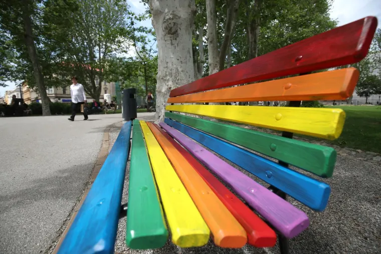 Radnici Zrinjevca vratili klupu obojanu s duginim bojama u park Zrinjevac
