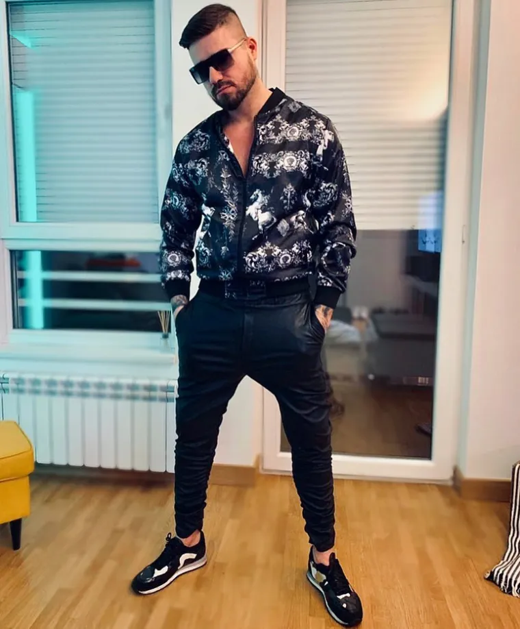 Naime, za taj koncert na Instagramu su još od 1. svibnja objavljene i cijene ulaznica, one &quot;obične&quot; su 120 kuna, a one za stol i pet ulaznica su oko 600 kuna. Ovaj glazbenik je inače kontroverzan zbog stihova u svojim pjesmama, a to dokazuje i ovaj tekst koji možete pročitati u nastavku...