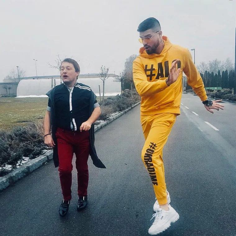 MC Stojan je poznat po svojem osebujnom stilu, a zadnjih godina privlači pažnju javnosti i zabavnim duetima. Ostvario je i uspješne suradnje s drugim popularnim srpskim glazbenicima poput grupe Hurricane, Sandre Afrike, Ace Lukasa, pokojne Ksenije Pajčin, ali i sa Zokijem Šumadincem. Osim o glazbenoj karijeri, ovaj pjevač voli govoriti i o svojoj obitelji...