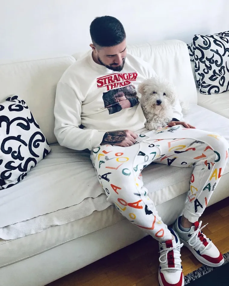 Srpski mediji pišu da se ovaj folker rijetko eksponira u medijima, pa se tako o njegovu privatnom životu veoma malo zna. &quot;To je suština i smisao života. Danas više šetaju pse nego što možeš vidjeti da majke guraju kolica s bebama, što je poražavajuće. Djeca se trebaju više praviti i treba se raditi na tome. Naravno nije lako naći partnera i pravu osobu. Danas se mnogi i razvode. Ja nemam djecu. Ostvario sam se na mnogim poljima, ali kao otac nisam i ta želja se javlja i sve je veća i veća. Nadam se da ću se i na tom polju ostvariti i jedva čekam&quot;, rekao je MC Stojan u jednoj emisiji, piše Srbija danas.