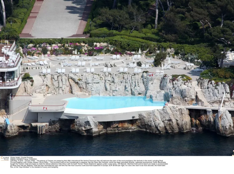 Hotel du Cap-Eden-Roc od Cannesa je udaljen samo 15 minuta vožnje automobilom. Ujedno, ovaj je hotelski biser jedna od omiljenih destinacija poznatih i slavnih, koji se najčešće ovdje odlaze odmoriti nakon dugih noćnih provoda. 