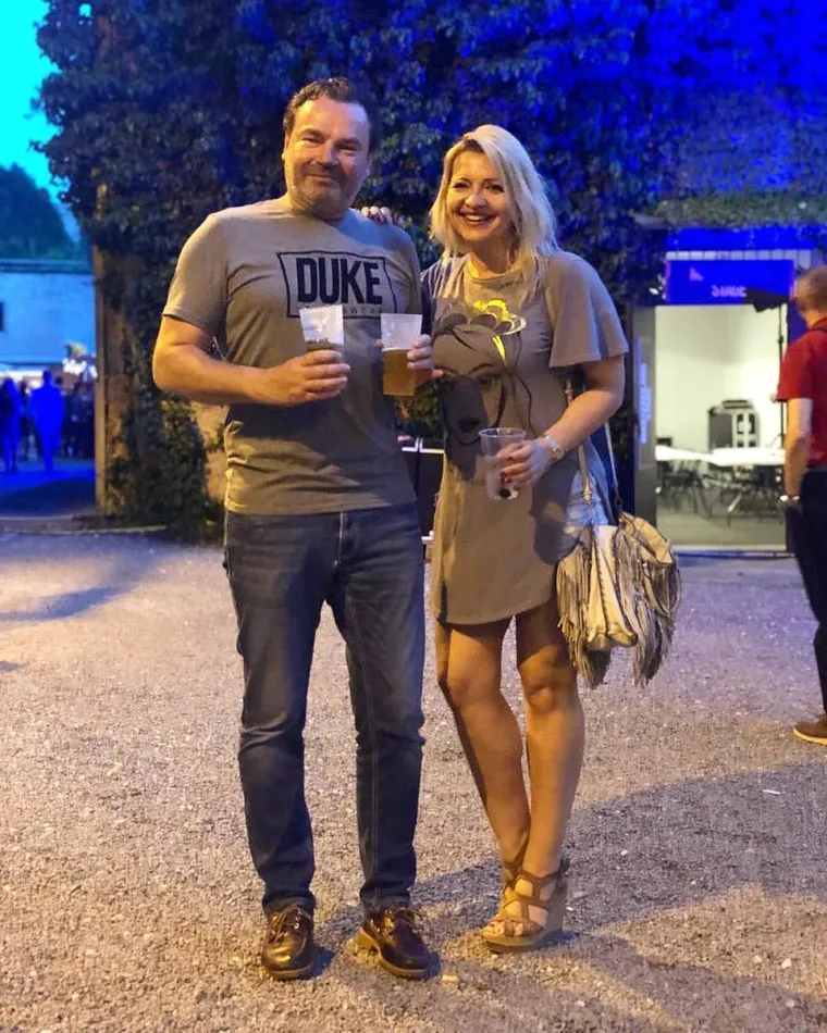 Snježana Mehun je na Instagramu objavila fotografiju sa svojim mužem Franzom, a u opis je napisala kako njih dvoje slave treću godišnjicu. &quot;Sretna treća godišnjica i još uvijek brojimo! Volim te, moj medo. Stotine fotografija, stotine lokacija, ali ova mi je najdraža! To smo mi!&quot;, napisala je Sneki koja se često svojom bračnom idilom hvali na društvenim mrežama...