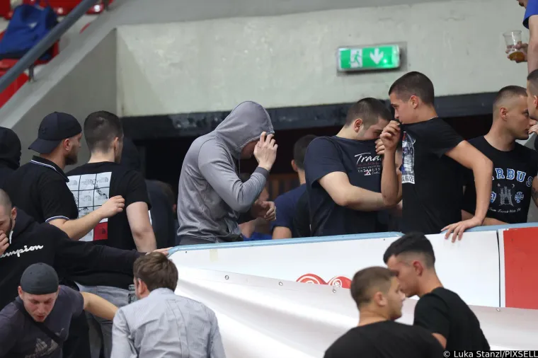Pogledajte nered i kaos na utakmici KK Dinama. Navijači se na tribini žestoko sukobili s policijom, tuča se nastavila i na ulici