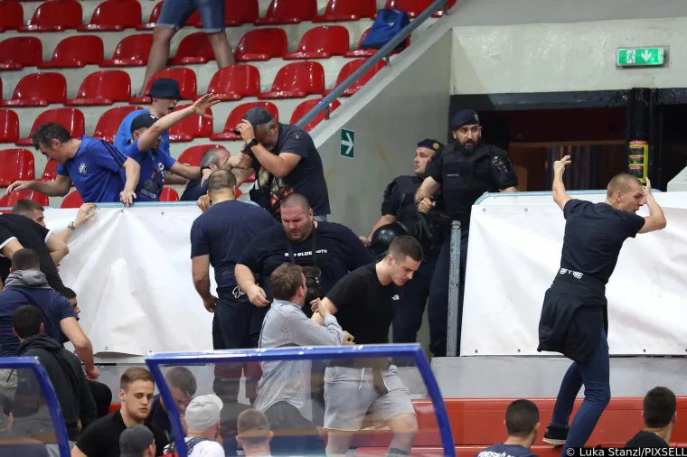 Pogledajte nered i kaos na utakmici KK Dinama. Navijači se na tribini žestoko sukobili s policijom, tuča se nastavila i na ulici