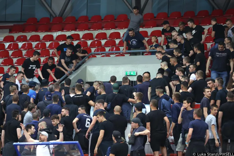 Pogledajte nered i kaos na utakmici KK Dinama. Navijači se na tribini žestoko sukobili s policijom, tuča se nastavila i na ulici