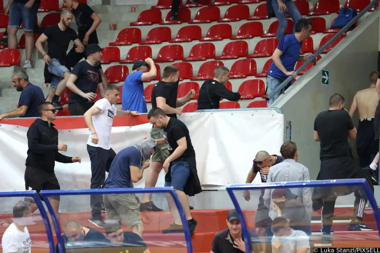 Pogledajte nered i kaos na utakmici KK Dinama. Navijači se na tribini žestoko sukobili s policijom, tuča se nastavila i na ulici