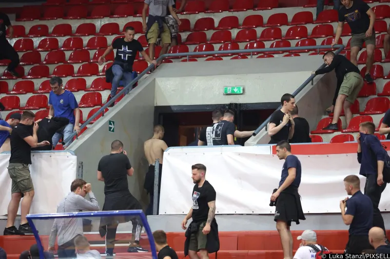 Pogledajte nered i kaos na utakmici KK Dinama. Navijači se na tribini žestoko sukobili s policijom, tuča se nastavila i na ulici