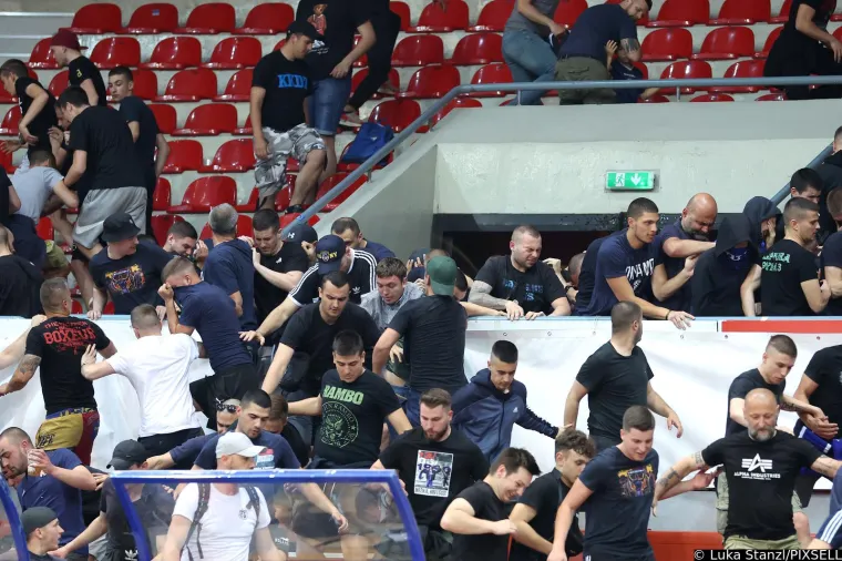 Pogledajte nered i kaos na utakmici KK Dinama. Navijači se na tribini žestoko sukobili s policijom, tuča se nastavila i na ulici