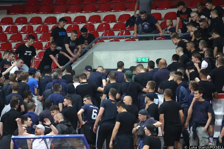Pogledajte nered i kaos na utakmici KK Dinama. Navijači se na tribini žestoko sukobili s policijom, tuča se nastavila i na ulici