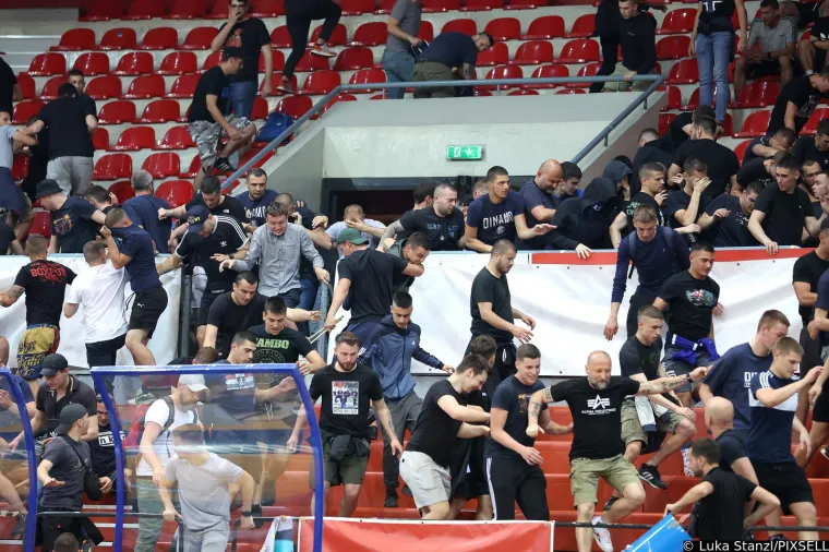 Pogledajte nered i kaos na utakmici KK Dinama. Navijači se na tribini žestoko sukobili s policijom, tuča se nastavila i na ulici