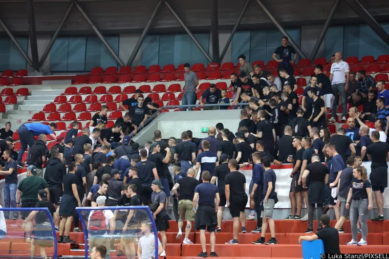 Pogledajte nered i kaos na utakmici KK Dinama. Navijači se na tribini žestoko sukobili s policijom, tuča se nastavila i na ulici