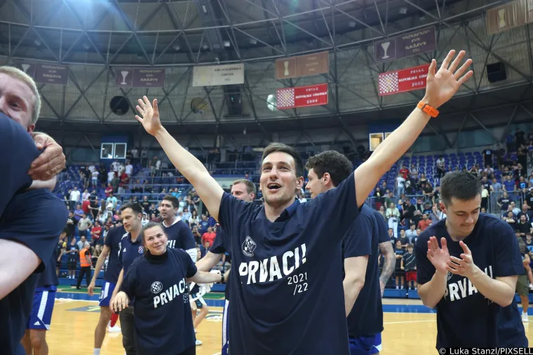 Osnovani su prije dvije godine, a već su u najjačoj ligi. Pogledajte ludo slavlje košarkaša Dinama nakon plasmana u Premier ligu