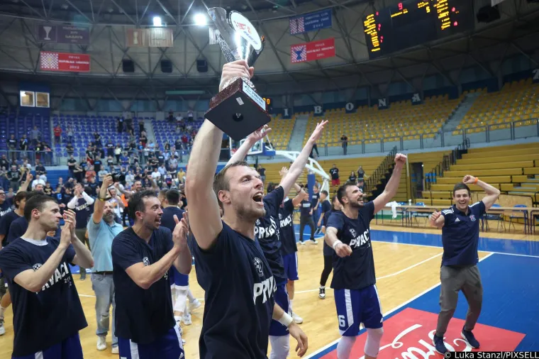 Osnovani su prije dvije godine, a već su u najjačoj ligi. Pogledajte ludo slavlje ko&scaron;arka&scaron;a Dinama nakon plasmana u Premier ligu