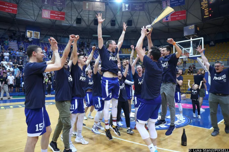 Osnovani su prije dvije godine, a već su u najjačoj ligi. Pogledajte ludo slavlje ko&scaron;arka&scaron;a Dinama nakon plasmana u Premier ligu