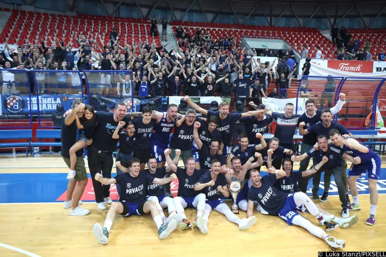 Osnovani su prije dvije godine, a već su u najjačoj ligi. Pogledajte ludo slavlje ko&scaron;arka&scaron;a Dinama nakon plasmana u Premier ligu