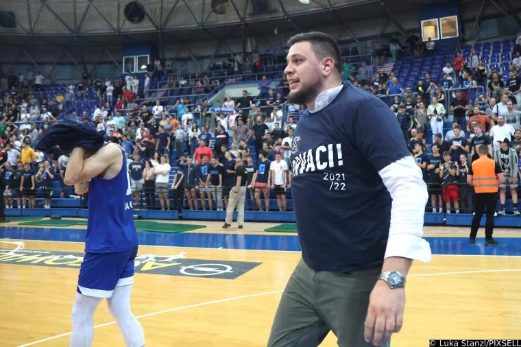 Osnovani su prije dvije godine, a već su u najjačoj ligi. Pogledajte ludo slavlje ko&scaron;arka&scaron;a Dinama nakon plasmana u Premier ligu