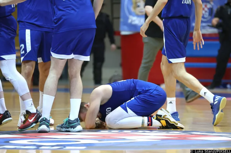 Osnovani su prije dvije godine, a već su u najjačoj ligi. Pogledajte ludo slavlje ko&scaron;arka&scaron;a Dinama nakon plasmana u Premier ligu