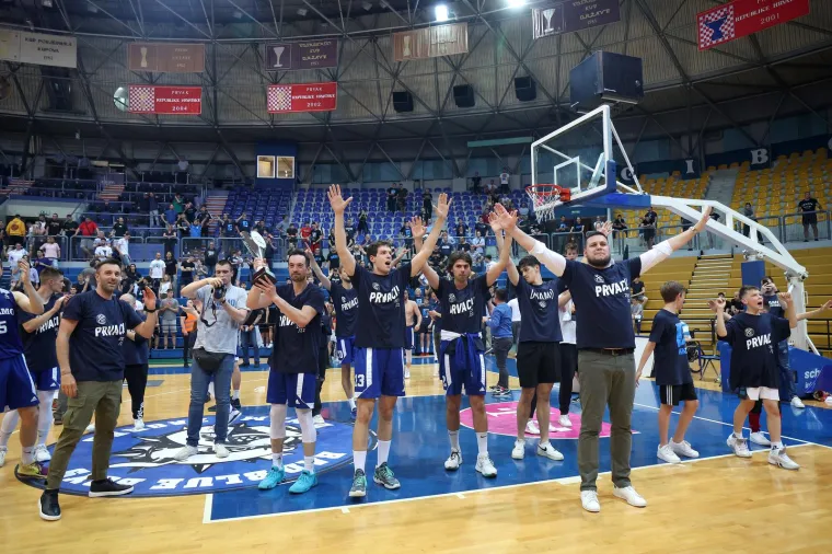 Noć za pamćenje KK Dinamo Zagreb. Od suza radosnica, pa do onih od suzavca. Evo &scaron;to se sve događalo i za&scaron;to su neredi započeli