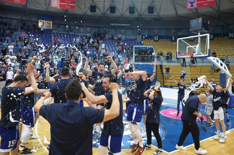 Noć za pamćenje KK Dinamo Zagreb. Od suza radosnica, pa do onih od suzavca. Evo &scaron;to se sve događalo i za&scaron;to su neredi započeli