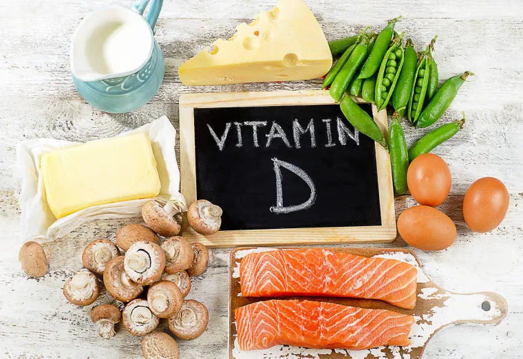 Brojna su istraživanja pokazala kako s povišenim razinama vitamina D smanjujemo mogućnost pojave alergije. Naime, istraživanje koje su u Americi znanstvenici proveli sad davne 2011. godine pokazalo je kako su simptomi alergije mnogo češći kod ispitanika s manje od 15 ng/mL vitamina D u serumu u odnosu na osobe s 30 ng/mL ili više. Pet godina kasnije, isti su znanstvenici dokazali kako davanje vitamina D novorođenčadi i majkama u vrijeme trudnoće smanjuje alergijsku preosjetljivost na grinje iz prašine kao i učestalost napada astme u ranom djetinjstvu. U rizične grupe koje su sklone pojavi deficita vitamina D, pored osoba koje provode više vremena u zatvorenom prostoru, još spadaju trudnice I dojilje, djeca do pet godina kao i osobe starije od 65 godina.
