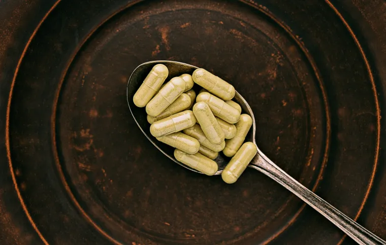 Kvercetin je vrlo snažan prirodni antioksidans iz skupine bioflavonoida. Bioflavonoidi se nazivaju još i vitamin P ili C kompleks jer se u prirodi najčešće nalaze zajedno s ovim vitaminom. Brojna su znanstvena istraživanja pokazala da kvercetin blokira sintezu i oslobađanje histamina, a ima i jako protuupalno djelovanje. Takvo sinergijsko djelovanje smanjit će simptome alergije i astme, poput svrbeža, otečenih i suznih očiju i curenja iz nosa.