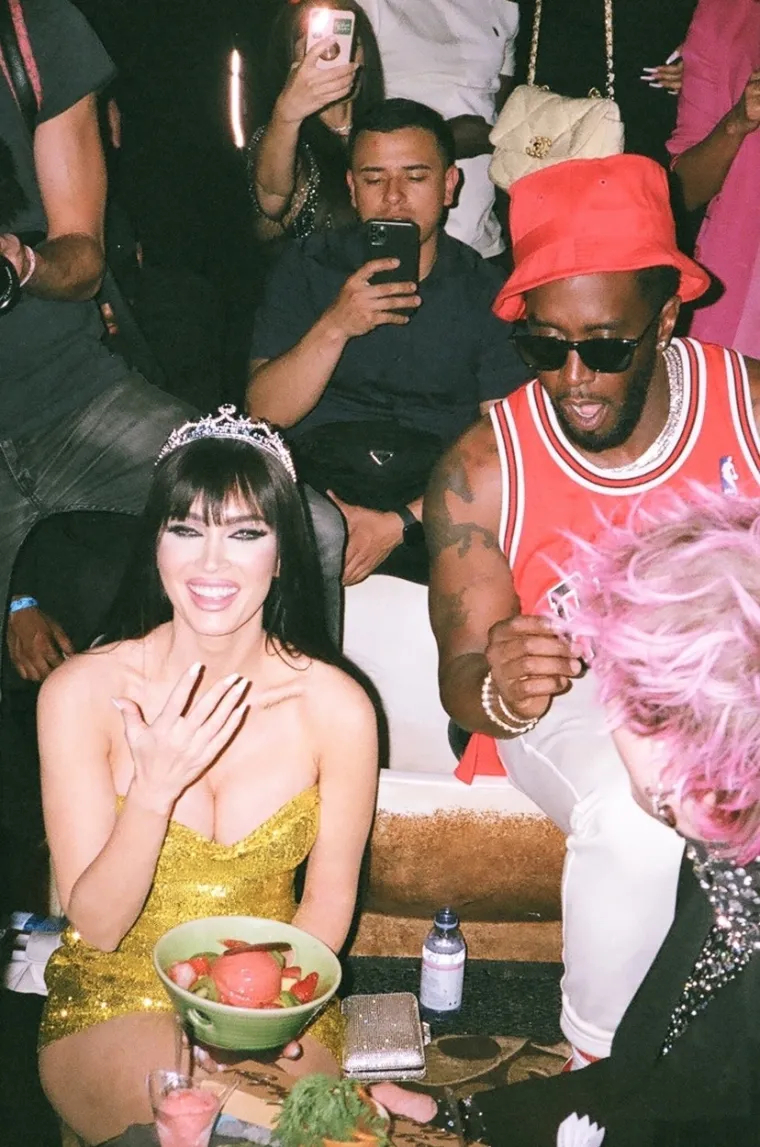 Nakon pojavljivanja na dodjeli Billboard Music Awards 2022. u nedjelju, Fox i zaručnik Machine Gun Kelly zaključili su listu slavnih koje će pozvati na njezin rođendan u Taou, noćnom klubu u Las Vegasu.