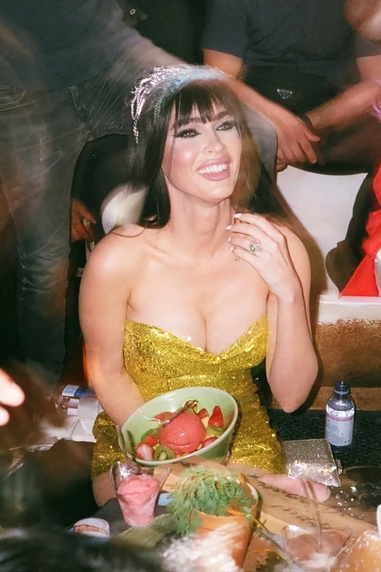 U međuvremenu, Kelly je fotografiran kako još uvijek nosi svoje dramatično odijelo Dolce &amp; Gabbana, koje je uključivalo blistavu dolčevitu koja se nalazila ispod skraćenog crnog blejzera načičkanog srebrnim šiljcima.
