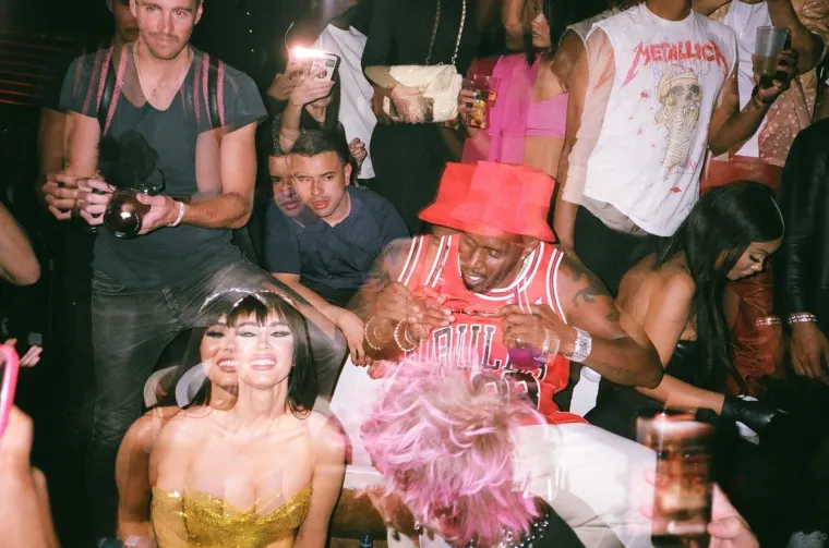 
&quot;Mojoj zaručnici je rođendan u ponoć pa slavimo njezinu divnu noć&quot;, rekao je Kelly na dodjeli Billboard Music Awards.