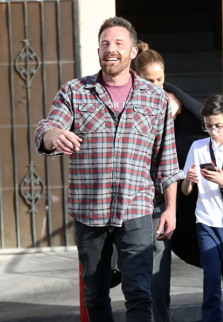 Ben Affleck strastveno poljubio magnetski privlačnu Jennifer Lopez, nije se mogao suzdržati ni pred djecom