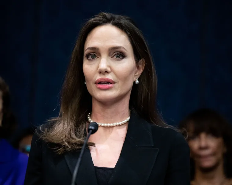 Angelina Jolie u lipnju prošle godine je napunila 46 godina. Snimljena je u ožujku ove godine. Na njenom licu vide se neki znakovi starenja, no unatoč tome, Angelina izgleda itekako mladoliko i svježe. Javna je tajna da je ona na sebi napravila par kirurških zahvata.