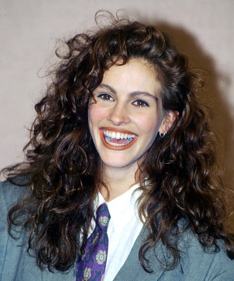 Julia Roberts rođena je u državi Georgia u umjetničkoj obitelji. Vrlo rano je ostala bez oca koji je umro od raka kada je imala samo deset godina. Odrastala je uz brata Erica i sestru Lisu, koji su također glumci, i zbog svoje ljubavi prema životinjama željela je postati veterinarka. Međutim, nakon srednje &scaron;kole preselila se u New York jer je uvjerila sebe da ima samo tri izbora. "Mogla sam se udati, otići na fakultet ili preseliti u New York. Nitko me nije zaprosio i nisam željela ići dalje u &scaron;kolu, pa sam se preselila", rekla je 1990. za New York Times. Pojavila se u nekoliko filmova, a kritika ju je prvi put zapazila u filmu "Tajanstvena pizza".
