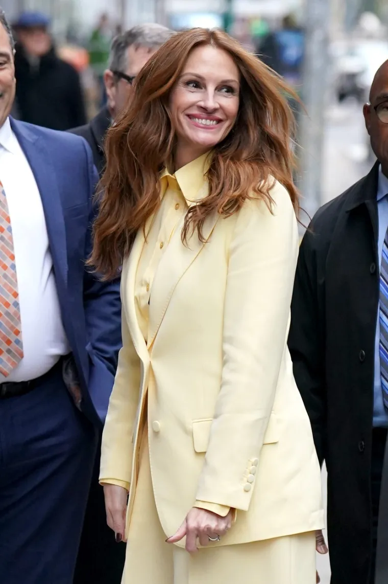 Holivudska zvijezda rođena je u katoličkoj obitelj te je tijekom svog odrastanja ostala privržena toj vjeroispovijesti, a onda se 2010. godine tijekom snimanja filma 'Jedi, moli, voli' pobliže upoznala s hinduizmom. To ju je nagnulo da promijeni svoje vjersko opredjeljenje.  'Duboko sam fascinirana mnogi aspektima multidimenzionalnog hinduizma', rekla je nakon prelaska na hinduizam koji danas prakticiraju i njezin suprug te djeca koja su čak dobila i hinduistička imena. 

