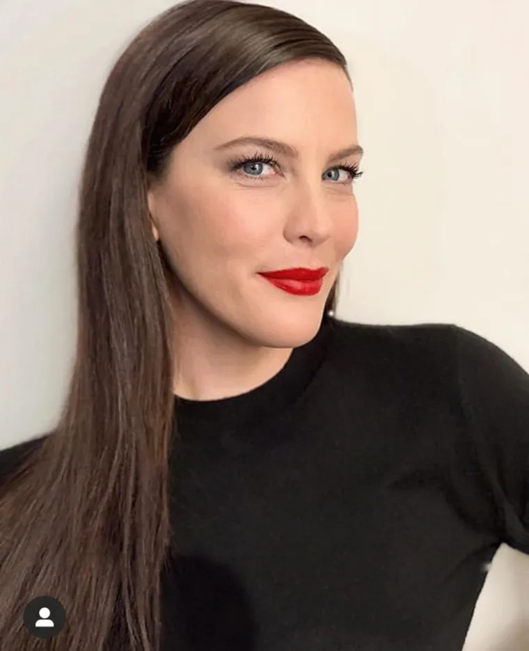 Liv Tyler u srpnju pro&scaron;le godine napunila je 44 godine. Ona se rijetko pojavljuje u javnosti, a posljednji selfi na Instagramu podijelila je prije nepune dvije godine. Njena prirodna ljepota godinama je obarala s nogu mu&scaron;karce diljem planete, a danas je održava zdravom prehranom i raznim prirodnim remedijama.