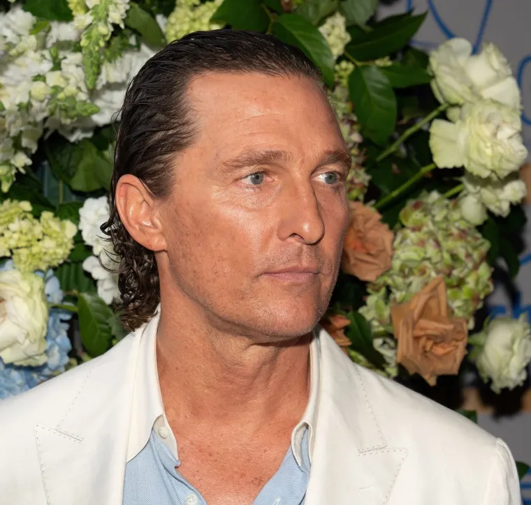 Matthew McConaughey u studenom pro&scaron;le godine napunio je 52 godine, a ova fotografija koja je snimljena krajem travnja ove godine svjedoči da i dalje izgleda kao da je u tridesetima. Borice koje se vide na njegovom licu itekako su seksi.