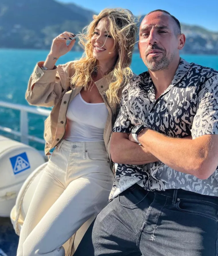 Bujna Diletta Leotta pokazala svima svoj raskošan dekolte. Najzgodnija sportska novinarka na svijetu slikala se na brodu s legendarnim nogometašem