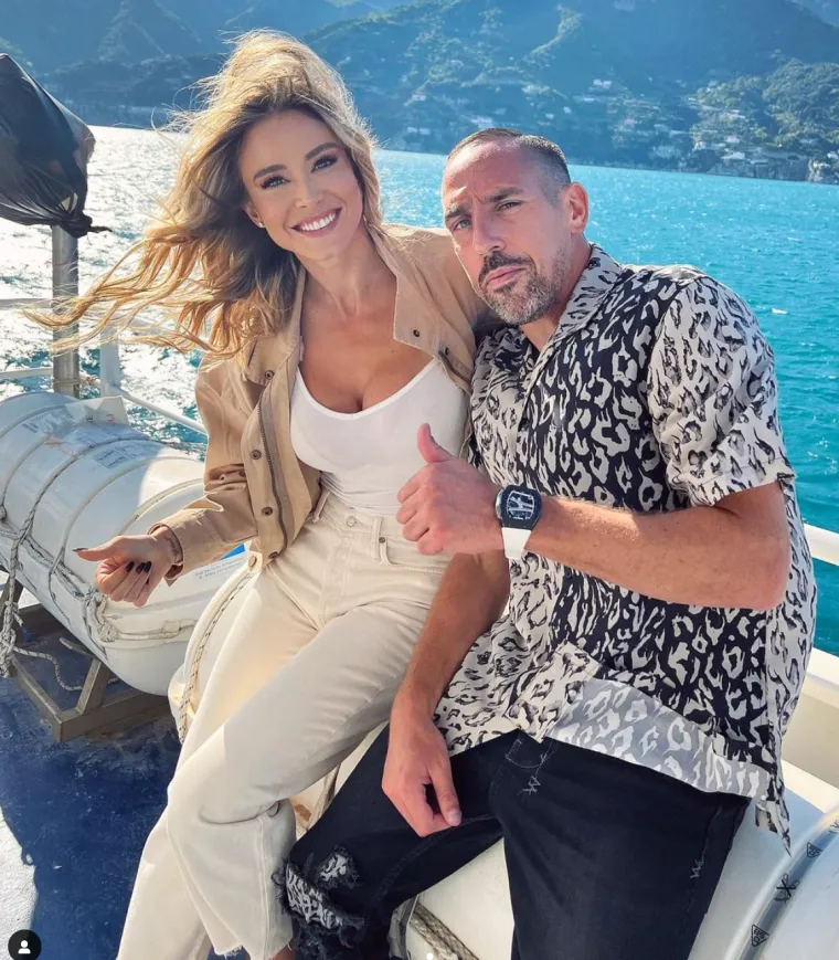 Bujna Diletta Leotta pokazala svima svoj raskošan dekolte. Najzgodnija sportska novinarka na svijetu slikala se na brodu s legendarnim nogometašem